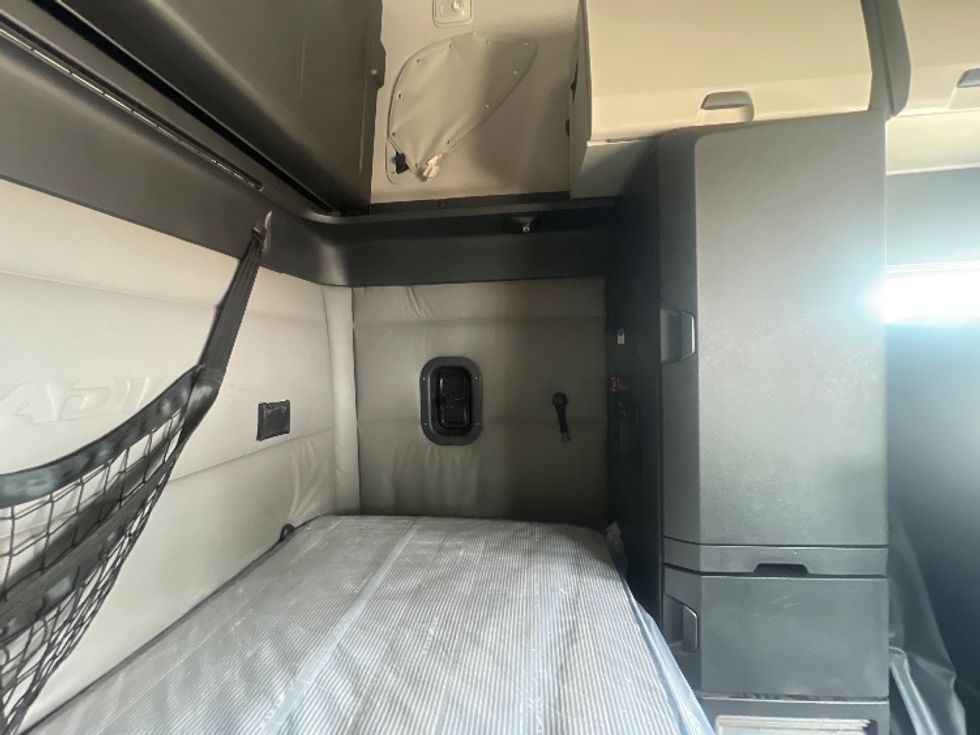 Sleeper Tractor-Heavy Duty Tractors-Freightliner-2021-T12664ST-Valdosta-GA-457,149\n\t\tmiles-$ 69,500 - Image 18