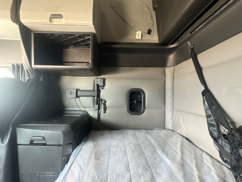 Sleeper Tractor-Heavy Duty Tractors-Freightliner-2021-T12664ST-Valdosta-GA-457,149\n\t\tmiles-$ 69,500 - Image 19