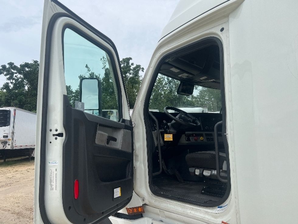 Sleeper Tractor-Heavy Duty Tractors-Freightliner-2021-T12664ST-Valdosta-GA-457,149\n\t\tmiles-$ 69,500 - Image 9