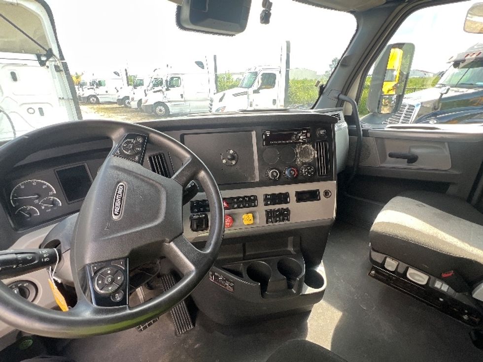 Sleeper Tractor-Heavy Duty Tractors-Freightliner-2021-T12664ST-Valdosta-GA-458,568\n\t\tmiles-$ 69,250 - Image 10
