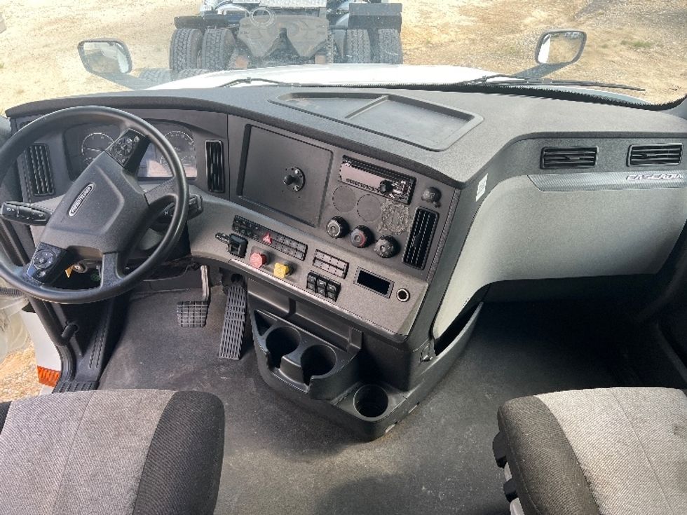 Sleeper Tractor-Heavy Duty Tractors-Freightliner-2021-T12664ST-Valdosta-GA-458,568\n\t\tmiles-$ 69,250 - Image 12