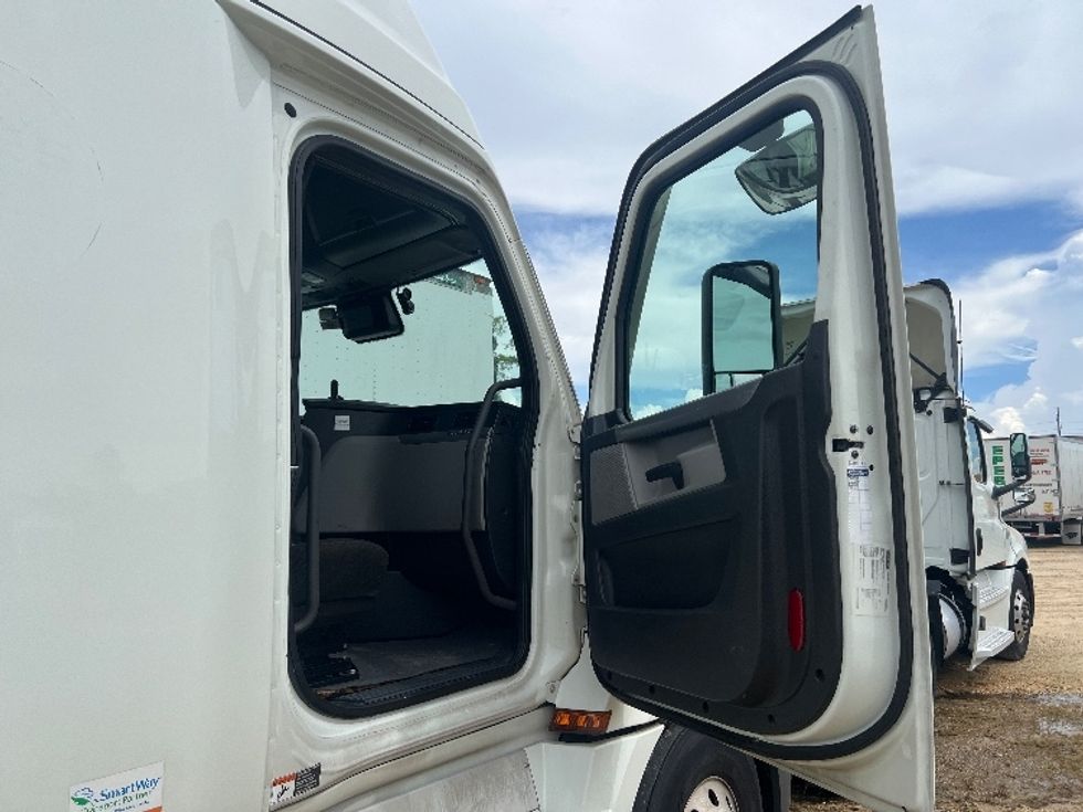 Sleeper Tractor-Heavy Duty Tractors-Freightliner-2021-T12664ST-Valdosta-GA-458,568\n\t\tmiles-$ 69,250 - Image 13