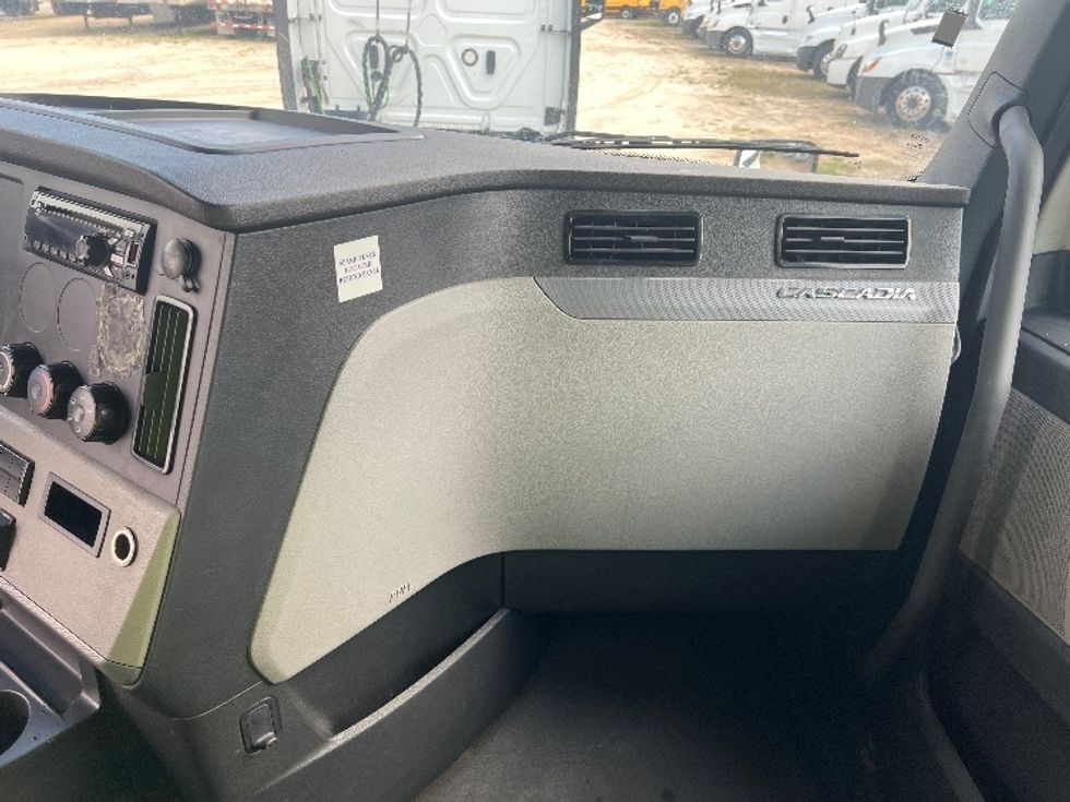 Sleeper Tractor-Heavy Duty Tractors-Freightliner-2021-T12664ST-Valdosta-GA-458,568\n\t\tmiles-$ 69,250 - Image 14