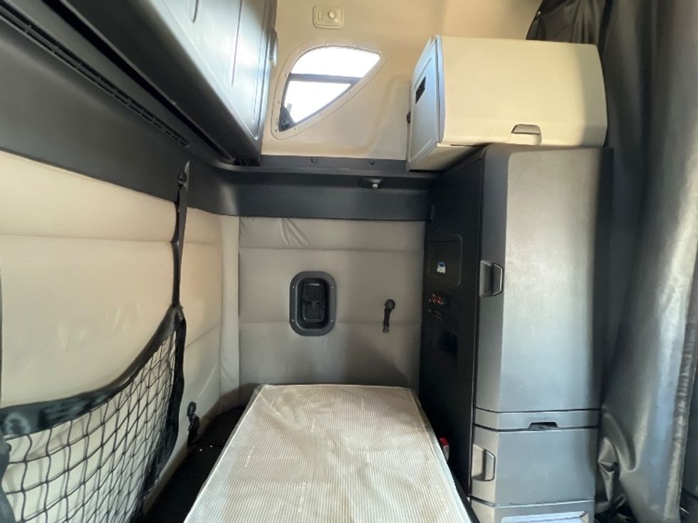 Sleeper Tractor-Heavy Duty Tractors-Freightliner-2021-T12664ST-Valdosta-GA-458,568\n\t\tmiles-$ 69,250 - Image 18