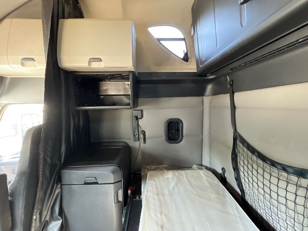 Sleeper Tractor-Heavy Duty Tractors-Freightliner-2021-T12664ST-Valdosta-GA-458,568\n\t\tmiles-$ 69,250 - Image 19