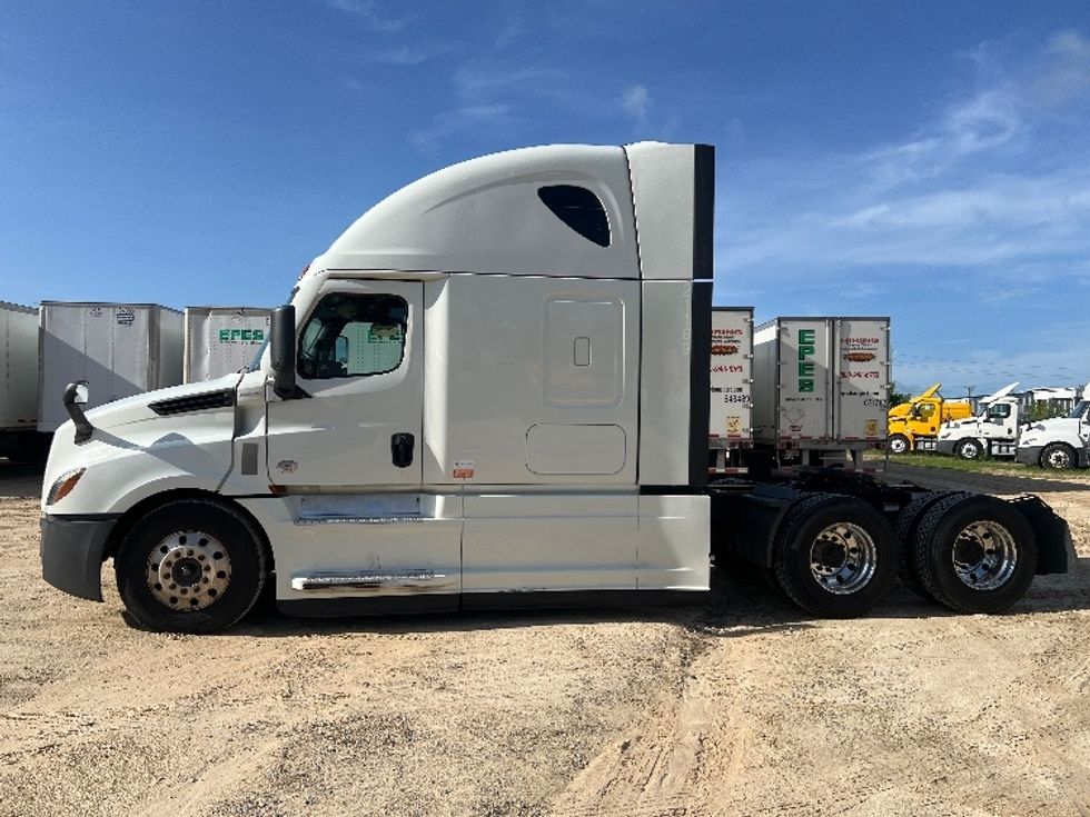 Sleeper Tractor-Heavy Duty Tractors-Freightliner-2021-T12664ST-Valdosta-GA-458,568\n\t\tmiles-$ 69,250 - Image 4