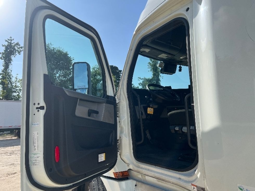 Sleeper Tractor-Heavy Duty Tractors-Freightliner-2021-T12664ST-Valdosta-GA-458,568\n\t\tmiles-$ 69,250 - Image 9
