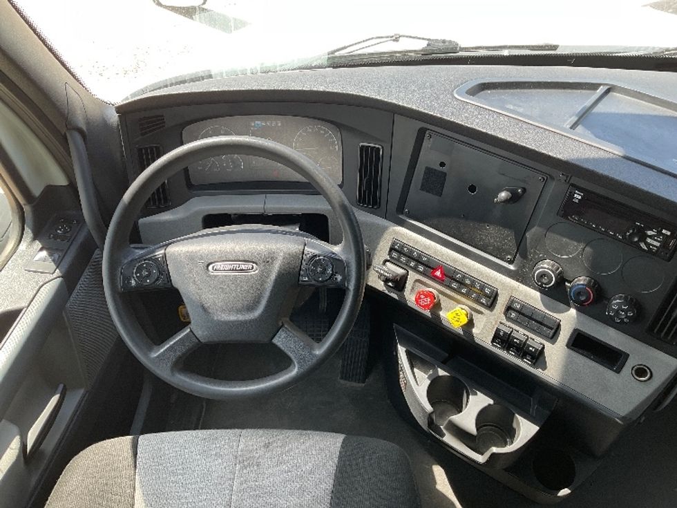 Sleeper Tractor-Heavy Duty Tractors-Freightliner-2021-T12664ST-Valdosta-GA-508,036\n\t\tmiles-$ 65,000 - Image 11