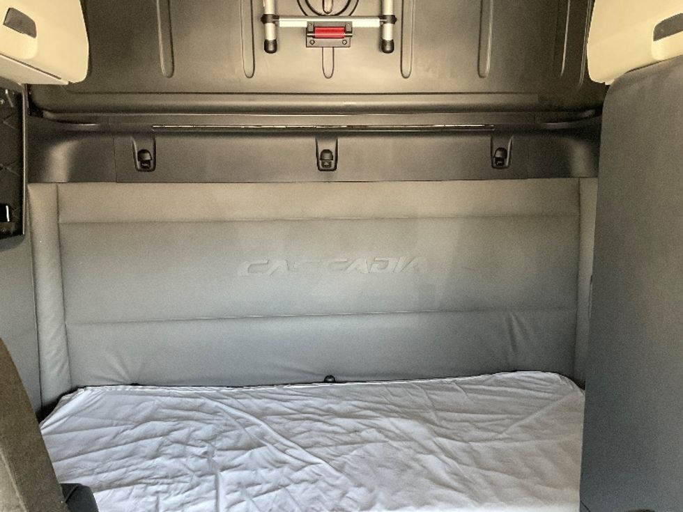 Sleeper Tractor-Heavy Duty Tractors-Freightliner-2021-T12664ST-Valdosta-GA-508,036\n\t\tmiles-$ 65,000 - Image 16