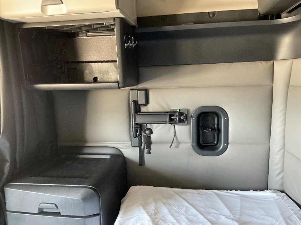 Sleeper Tractor-Heavy Duty Tractors-Freightliner-2021-T12664ST-Valdosta-GA-508,036\n\t\tmiles-$ 65,000 - Image 19