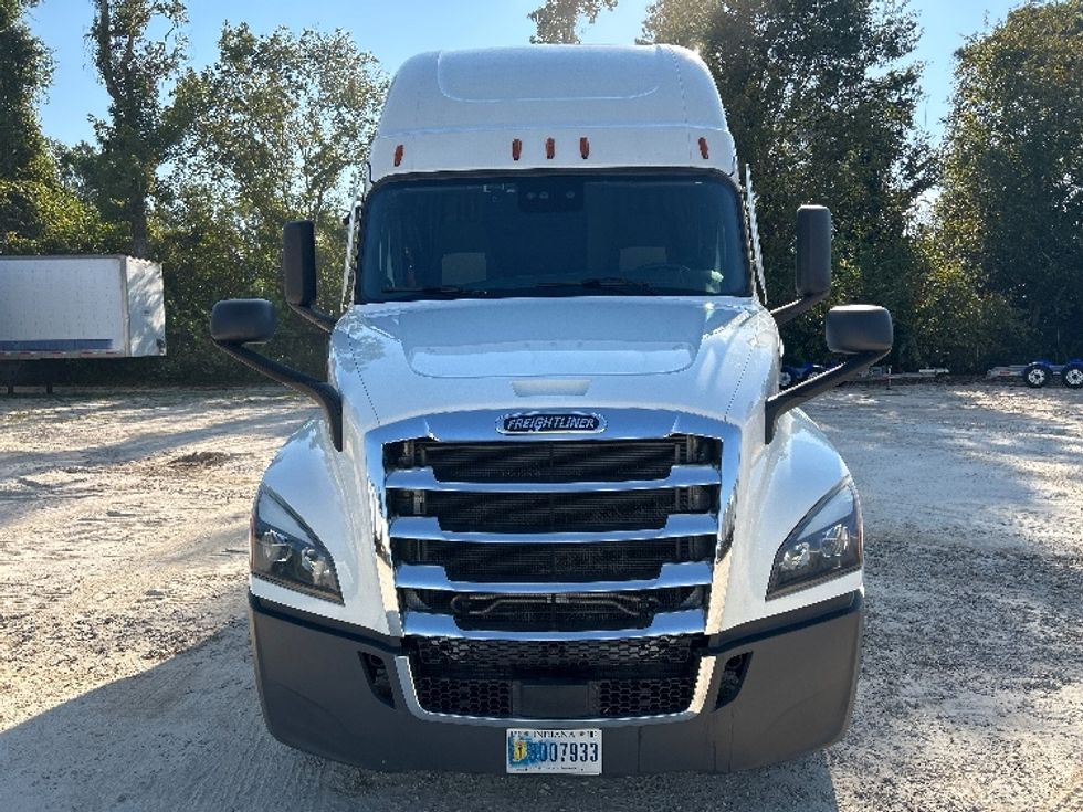 2021 Freightliner Cascadia 126" Sleeper Cab photo 2