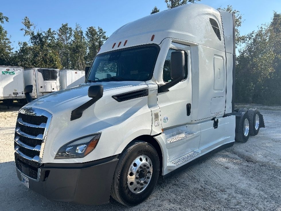 2021 Freightliner Cascadia 126" Sleeper Cab photo 3
