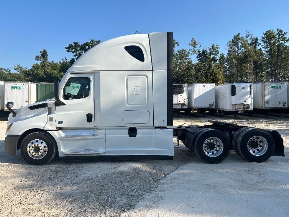 2021 Freightliner Cascadia 126" Sleeper Cab photo 4