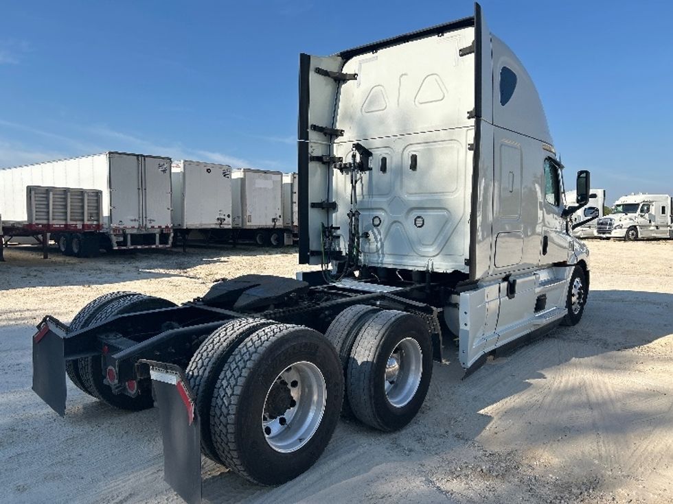 Sleeper Tractor-Heavy Duty Tractors-Freightliner-2021-T12664ST-Valdosta-GA-508,036\n\t\tmiles-$ 65,000 - Image 7
