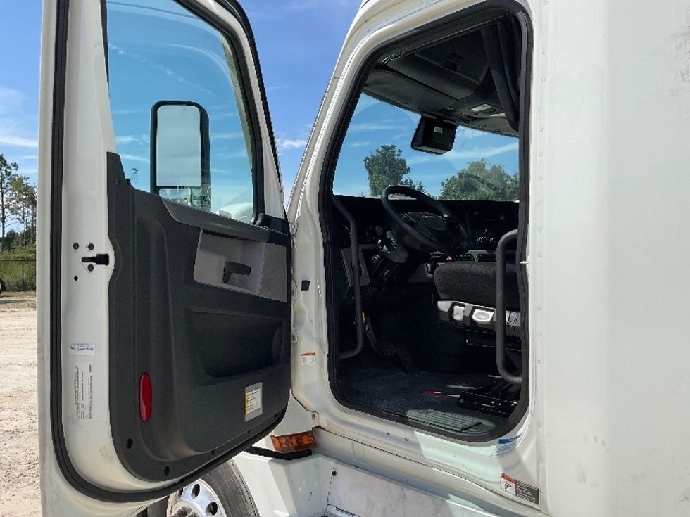 Sleeper Tractor-Heavy Duty Tractors-Freightliner-2021-T12664ST-Valdosta-GA-508,036\n\t\tmiles-$ 65,000 - Image 9