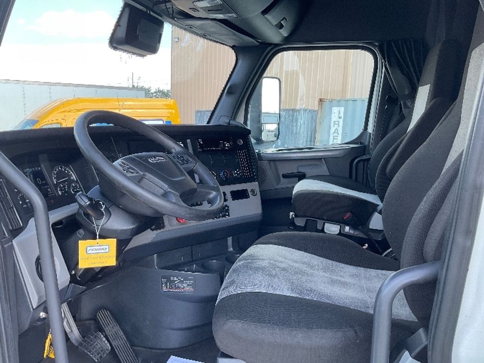 Sleeper Tractor-Heavy Duty Tractors-Freightliner-2021-T12664ST-Valdosta-GA-635,071\n\t\tmiles-$ 51,500 - Image 10