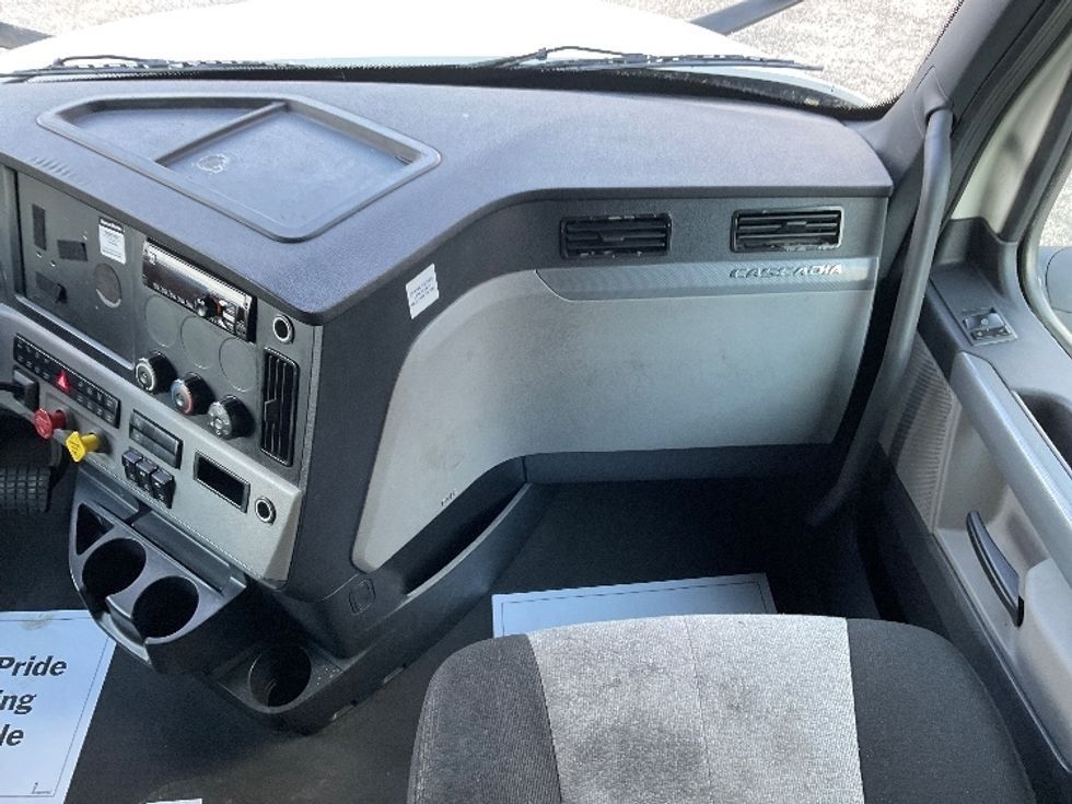 Sleeper Tractor-Heavy Duty Tractors-Freightliner-2021-T12664ST-Valdosta-GA-635,071\n\t\tmiles-$ 51,500 - Image 14