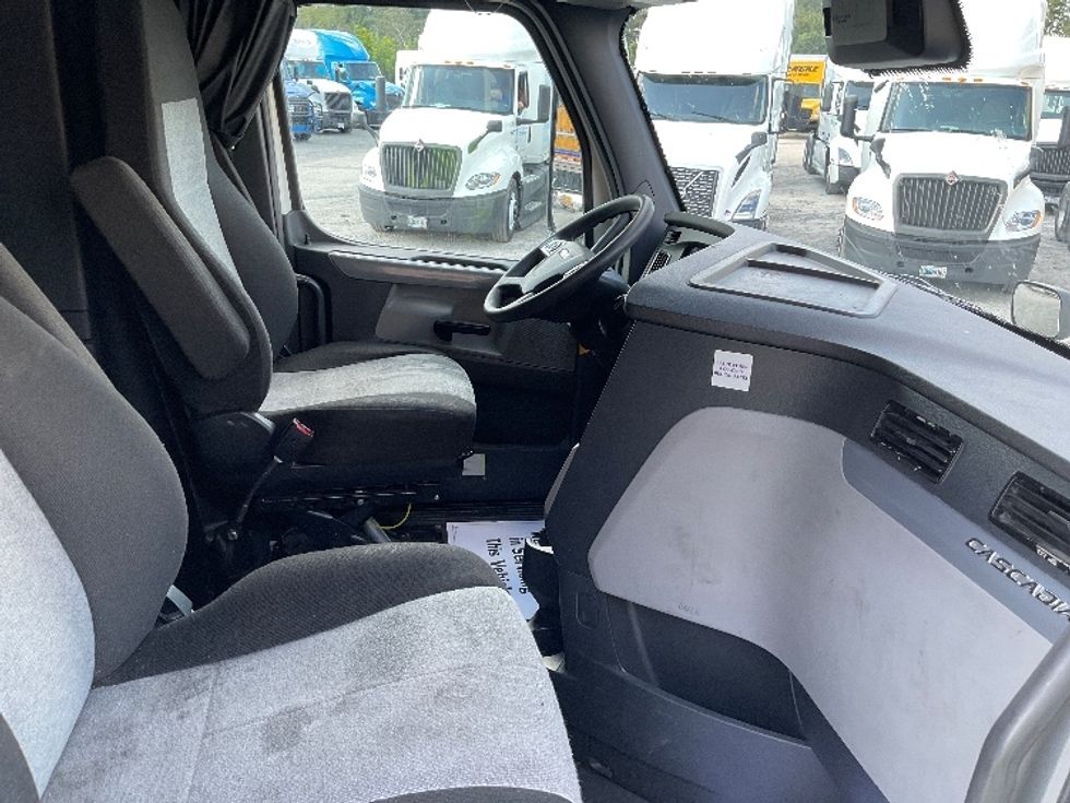 Sleeper Tractor-Heavy Duty Tractors-Freightliner-2021-T12664ST-Valdosta-GA-635,071\n\t\tmiles-$ 51,500 - Image 15