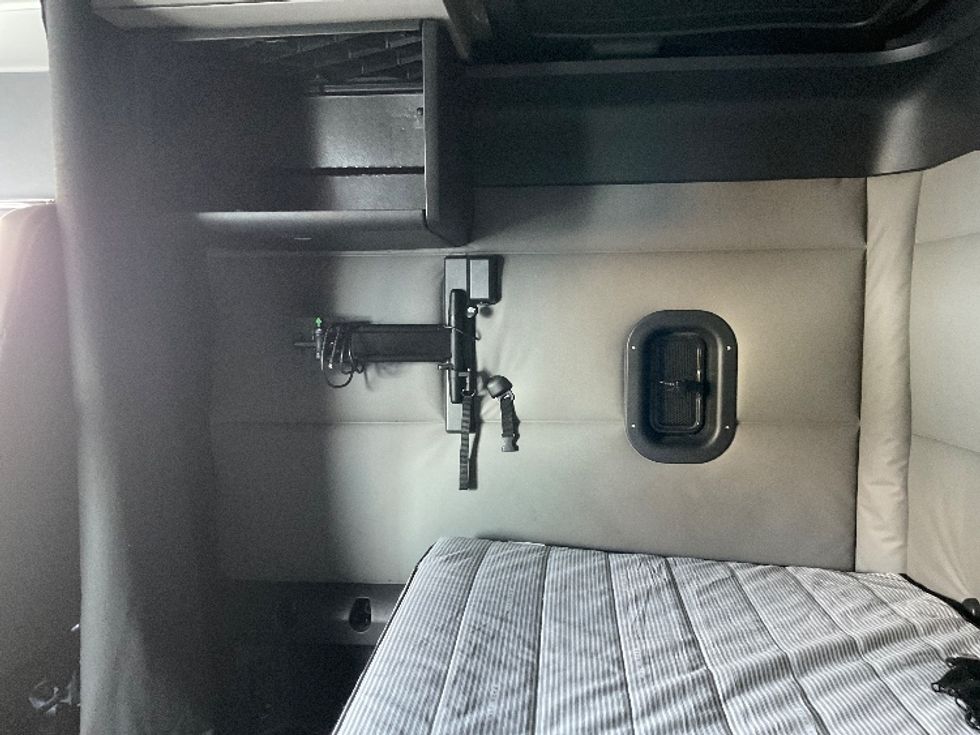 Sleeper Tractor-Heavy Duty Tractors-Freightliner-2021-T12664ST-Valdosta-GA-635,071\n\t\tmiles-$ 51,500 - Image 19