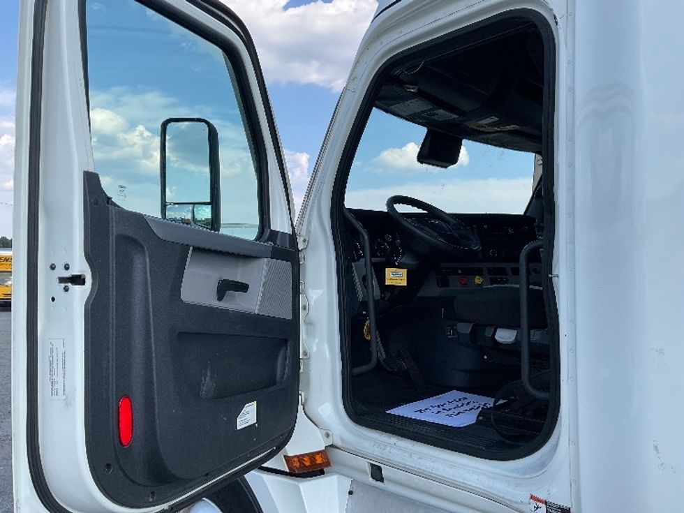 Sleeper Tractor-Heavy Duty Tractors-Freightliner-2021-T12664ST-Valdosta-GA-635,071\n\t\tmiles-$ 51,500 - Image 9