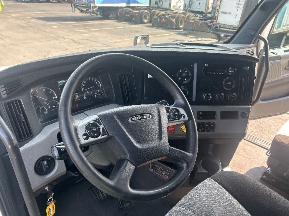 Sleeper Tractor-Heavy Duty Tractors-Freightliner-2021-T12664ST-Warren-MI-483,138\n\t\tmiles-$ 70,750 - Image 10
