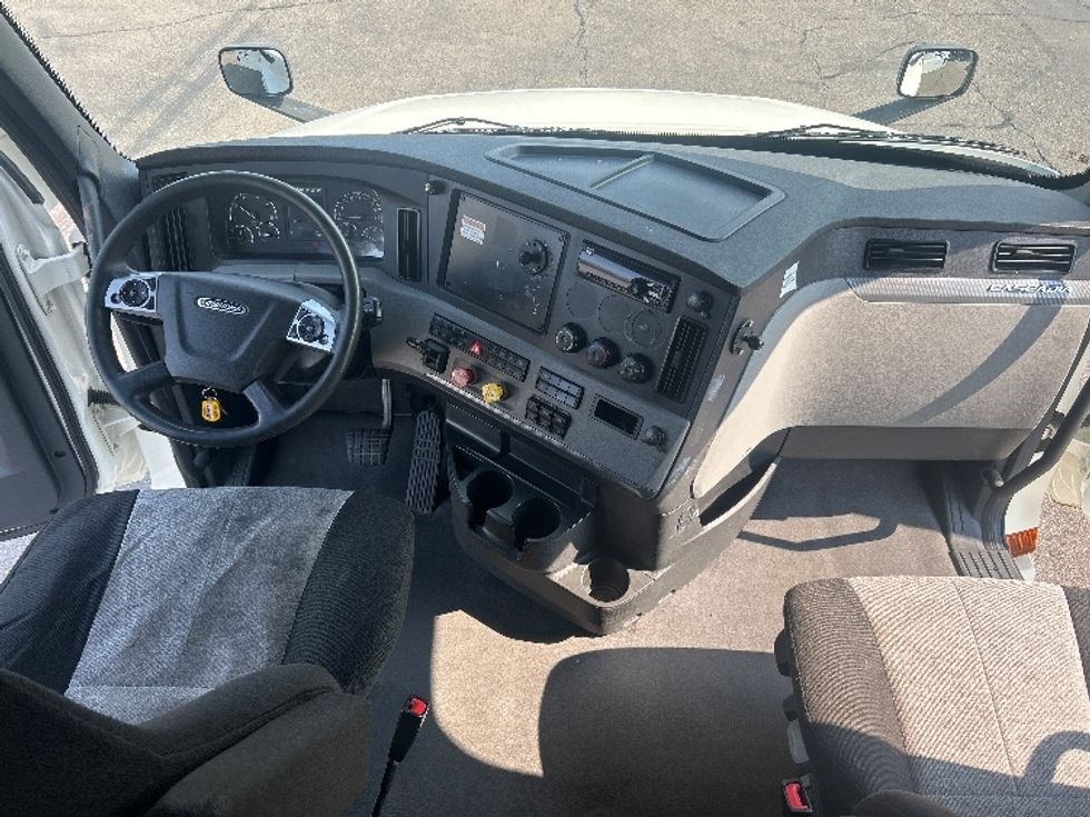 Sleeper Tractor-Heavy Duty Tractors-Freightliner-2021-T12664ST-Warren-MI-483,138\n\t\tmiles-$ 70,750 - Image 12