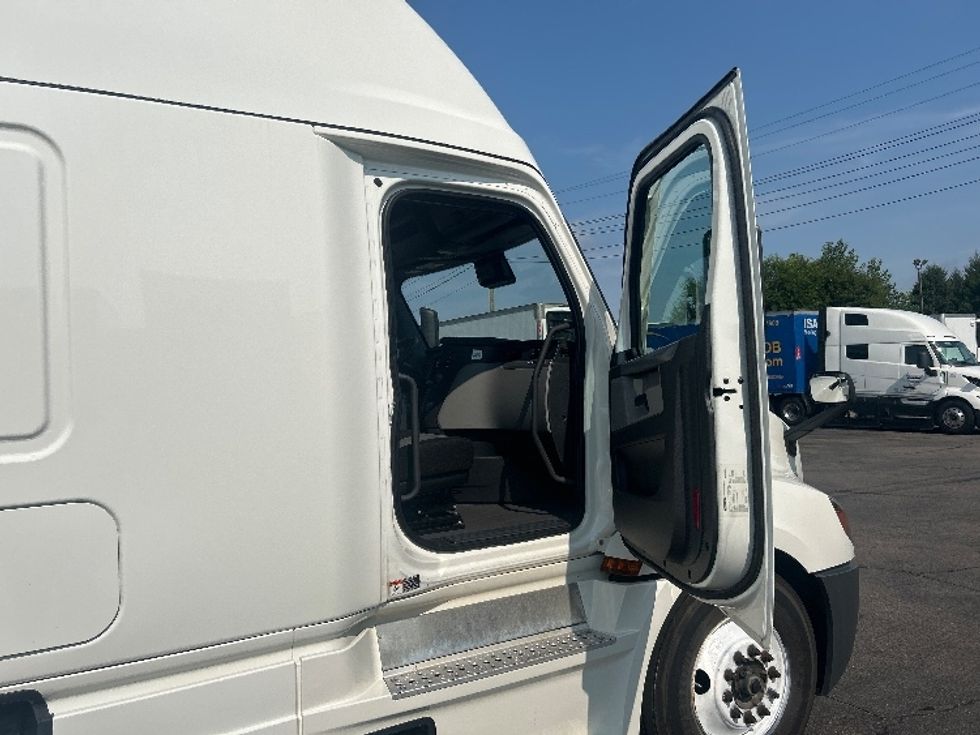 Sleeper Tractor-Heavy Duty Tractors-Freightliner-2021-T12664ST-Warren-MI-483,138\n\t\tmiles-$ 70,750 - Image 13