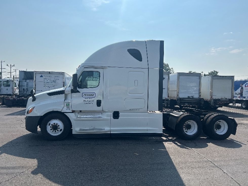 Sleeper Tractor-Heavy Duty Tractors-Freightliner-2021-T12664ST-Warren-MI-483,138\n\t\tmiles-$ 70,750 - Image 4