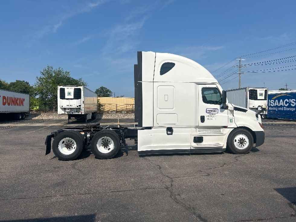 Sleeper Tractor-Heavy Duty Tractors-Freightliner-2021-T12664ST-Warren-MI-483,138\n\t\tmiles-$ 70,750 - Image 8