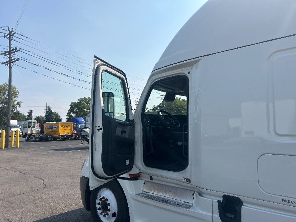 Sleeper Tractor-Heavy Duty Tractors-Freightliner-2021-T12664ST-Warren-MI-483,138\n\t\tmiles-$ 70,750 - Image 9