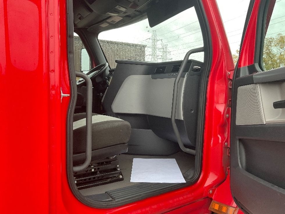 Sleeper Tractor-Heavy Duty Tractors-Freightliner-2021-T12664ST-Warren-MI-539,237\n\t\tmiles-$ 55,500 - Image 13