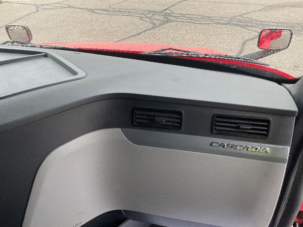 Sleeper Tractor-Heavy Duty Tractors-Freightliner-2021-T12664ST-Warren-MI-539,237\n\t\tmiles-$ 55,500 - Image 14