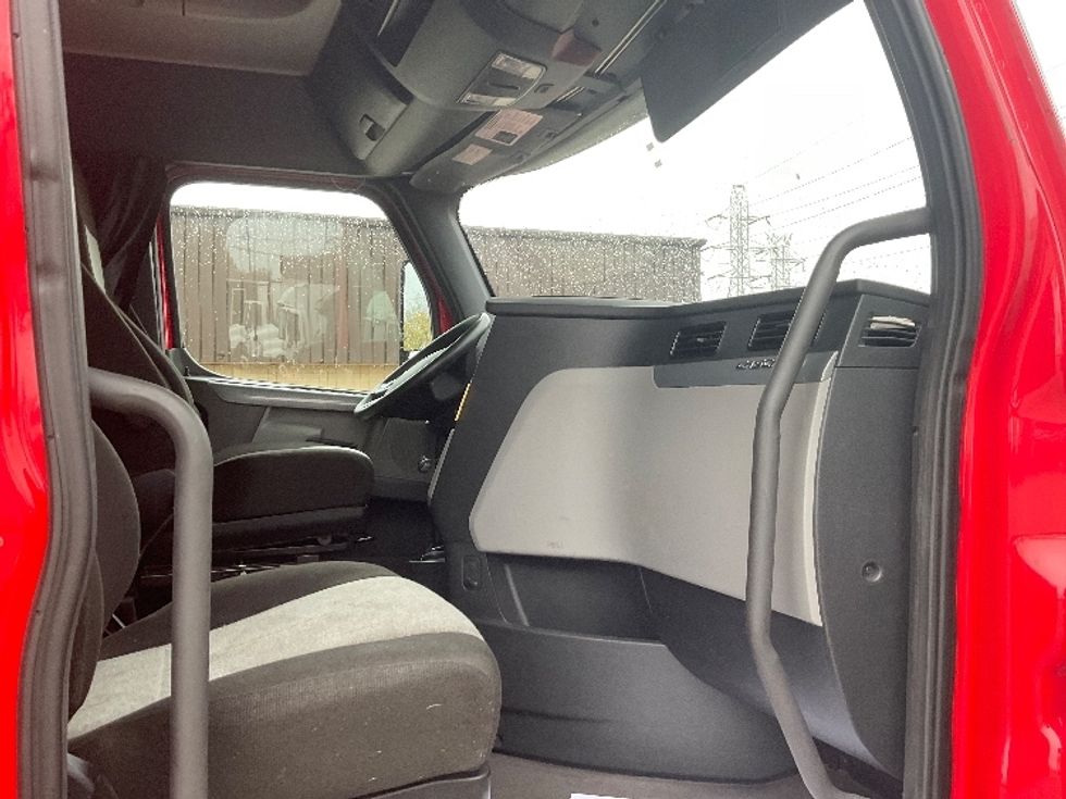 Sleeper Tractor-Heavy Duty Tractors-Freightliner-2021-T12664ST-Warren-MI-539,237\n\t\tmiles-$ 55,500 - Image 15