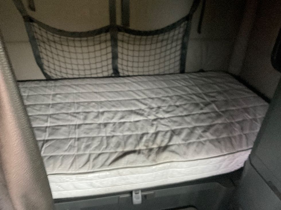 Sleeper Tractor-Heavy Duty Tractors-Freightliner-2021-T12664ST-Warren-MI-539,237\n\t\tmiles-$ 55,500 - Image 17