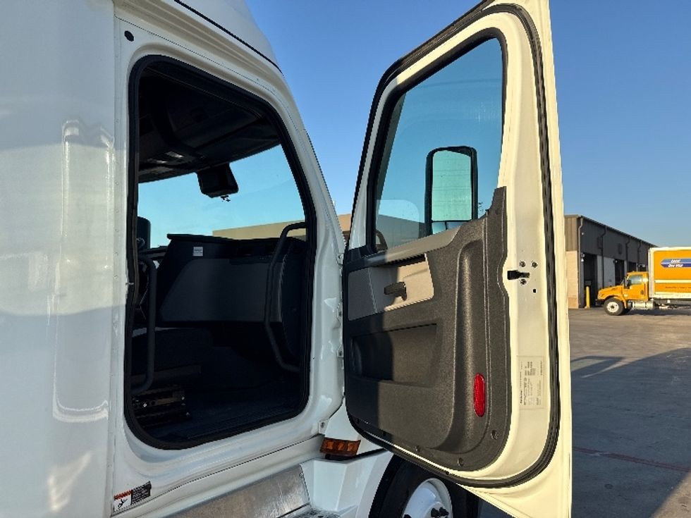 Sleeper Tractor-Heavy Duty Tractors-Freightliner-2021-T12664ST-Weatherford-TX-546,766\n\t\tmiles-$ 64,000 - Image 13
