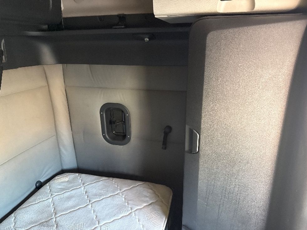 Sleeper Tractor-Heavy Duty Tractors-Freightliner-2021-T12664ST-Weatherford-TX-546,766\n\t\tmiles-$ 64,000 - Image 18