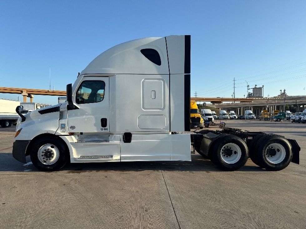 Sleeper Tractor-Heavy Duty Tractors-Freightliner-2021-T12664ST-Weatherford-TX-546,766\n\t\tmiles-$ 64,000 - Image 4
