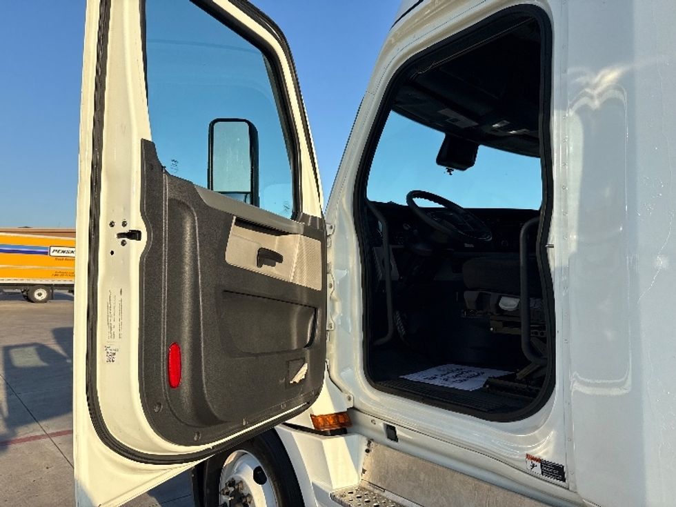 Sleeper Tractor-Heavy Duty Tractors-Freightliner-2021-T12664ST-Weatherford-TX-546,766\n\t\tmiles-$ 64,000 - Image 9