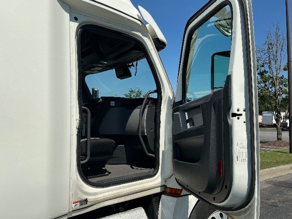 Sleeper Tractor-Heavy Duty Tractors-Freightliner-2021-T12664ST-West Columbia-SC-495,267\n\t\tmiles-$ 67,750 - Image 13