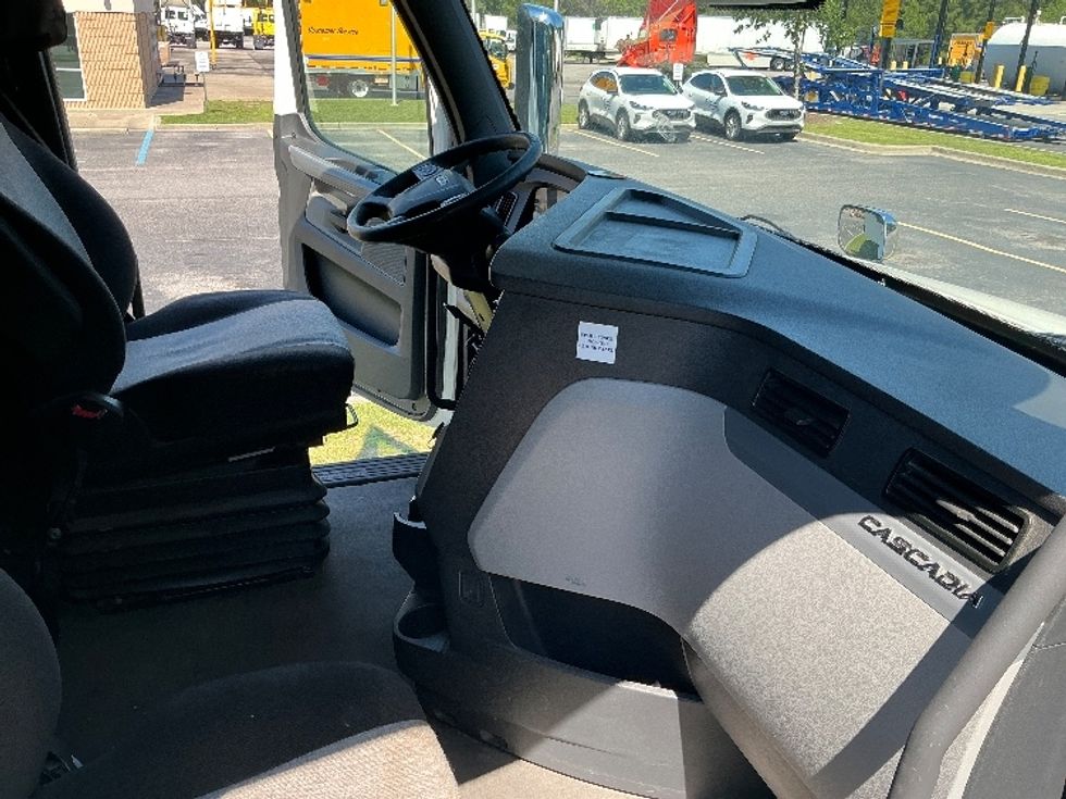 Sleeper Tractor-Heavy Duty Tractors-Freightliner-2021-T12664ST-West Columbia-SC-495,267\n\t\tmiles-$ 67,750 - Image 15