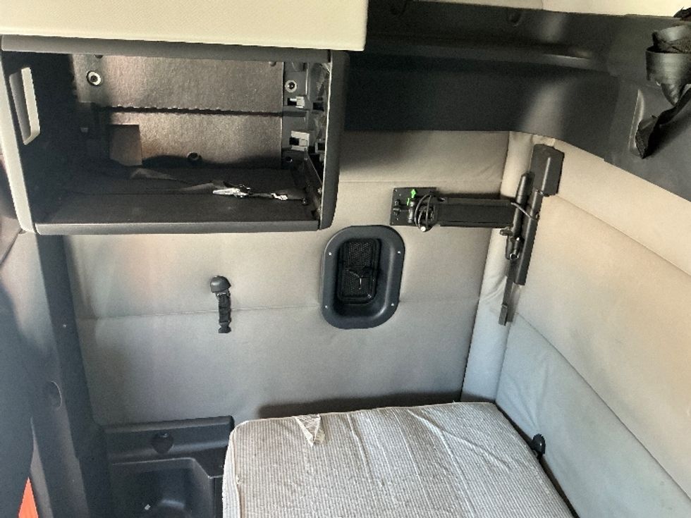 Sleeper Tractor-Heavy Duty Tractors-Freightliner-2021-T12664ST-West Columbia-SC-495,267\n\t\tmiles-$ 67,750 - Image 19