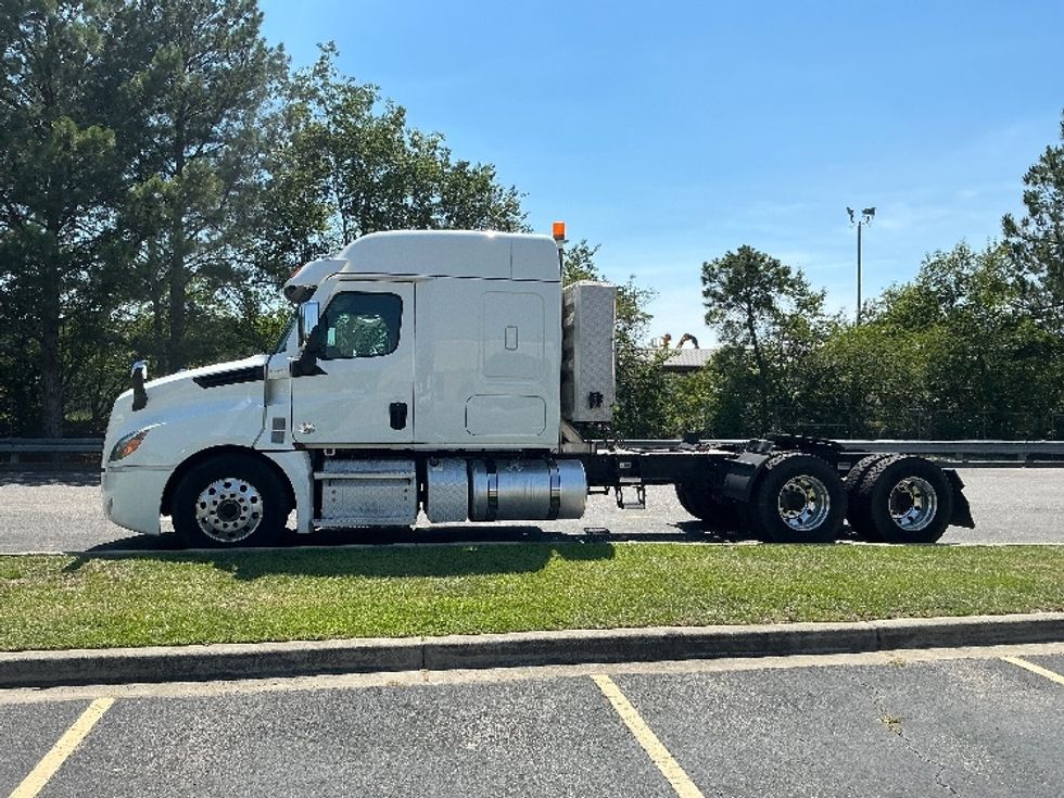 Sleeper Tractor-Heavy Duty Tractors-Freightliner-2021-T12664ST-West Columbia-SC-495,267\n\t\tmiles-$ 67,750 - Image 4