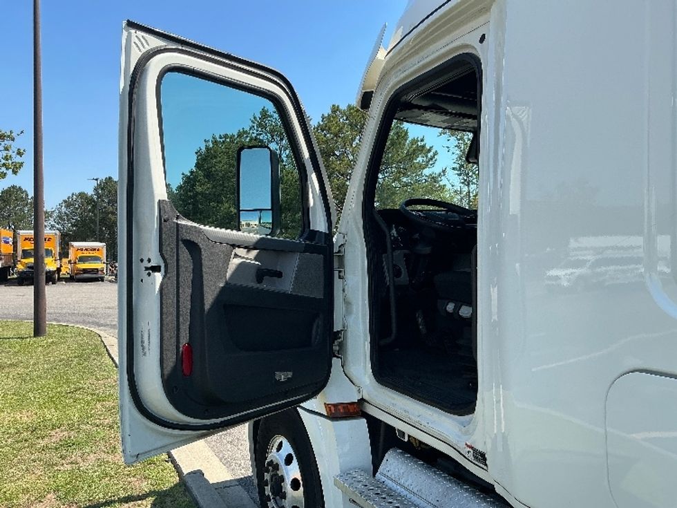 Sleeper Tractor-Heavy Duty Tractors-Freightliner-2021-T12664ST-West Columbia-SC-495,267\n\t\tmiles-$ 67,750 - Image 9