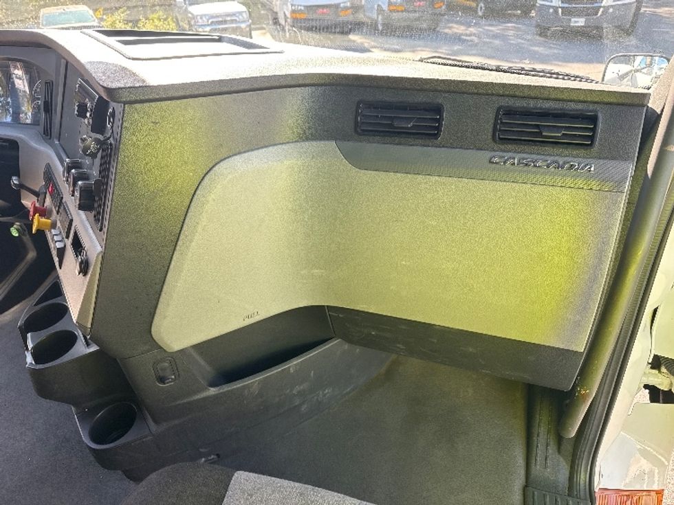 Sleeper Tractor-Heavy Duty Tractors-Freightliner-2021-T12664ST-West Columbia-SC-504,112\n\t\tmiles-$ 64,500 - Image 14