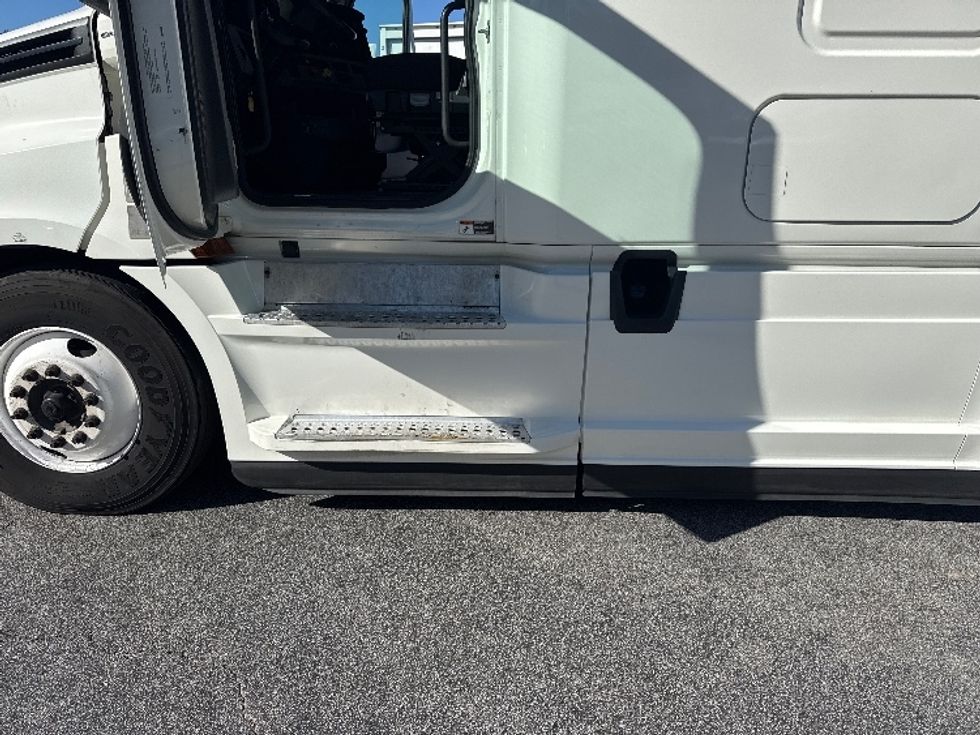 Sleeper Tractor-Heavy Duty Tractors-Freightliner-2021-T12664ST-West Columbia-SC-504,112\n\t\tmiles-$ 64,500 - Image 22