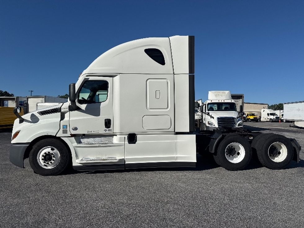 Sleeper Tractor-Heavy Duty Tractors-Freightliner-2021-T12664ST-West Columbia-SC-504,112\n\t\tmiles-$ 64,500 - Image 4