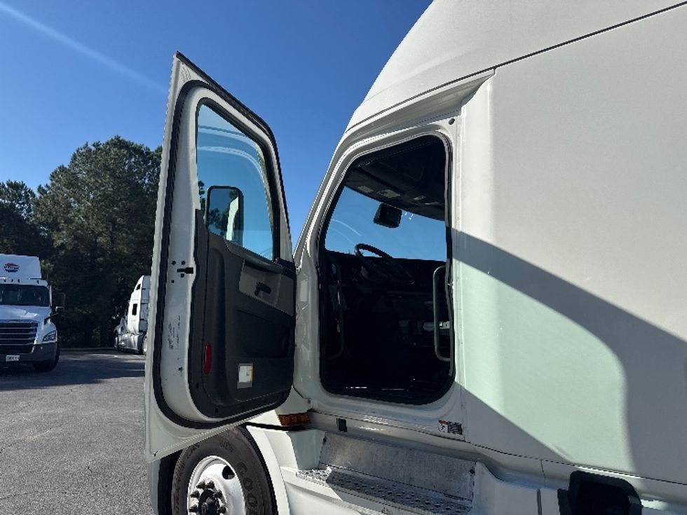 Sleeper Tractor-Heavy Duty Tractors-Freightliner-2021-T12664ST-West Columbia-SC-504,112\n\t\tmiles-$ 64,500 - Image 9