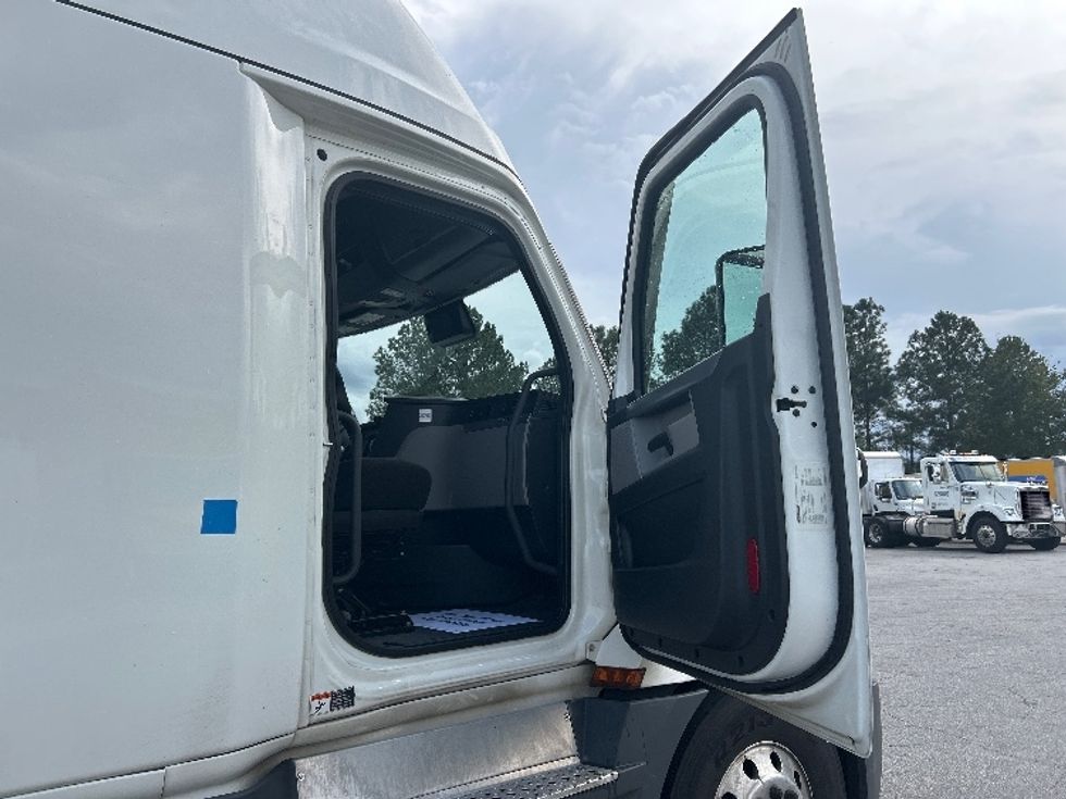 Sleeper Tractor-Heavy Duty Tractors-Freightliner-2021-T12664ST-West Columbia-SC-513,811\n\t\tmiles-$ 64,250 - Image 13