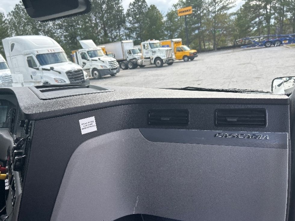 Sleeper Tractor-Heavy Duty Tractors-Freightliner-2021-T12664ST-West Columbia-SC-513,811\n\t\tmiles-$ 64,250 - Image 14