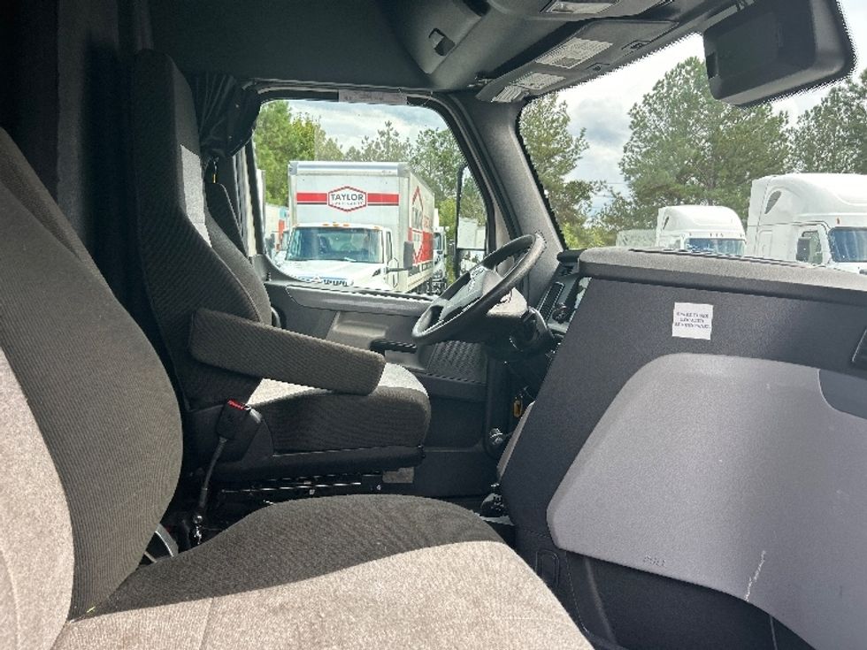 Sleeper Tractor-Heavy Duty Tractors-Freightliner-2021-T12664ST-West Columbia-SC-513,811\n\t\tmiles-$ 64,250 - Image 15